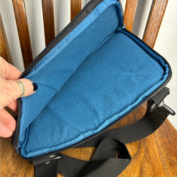 STM tablet bag. Almost new. Gray and blue with long strap. Padded bag - Picture 5 of 8